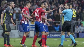 Godín, Rodrigo y Giménez, del Atlético, y Bonucci, de la Juventus, le protestan a Felix Zwayer durante el partido del Wanda Metropolitano.