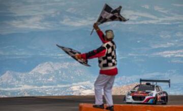 Sébastien Loeb destrozó el récord de la Pikes Peak International Hill Climb, la subida en cuesta más famosa del mundo, con un tiempo de 8:13,878. El piloto galo recorrió los 20 kilómetros y 156 curvas de la prueba a una media de 145 kilómetros por hora.