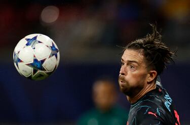 El jugador inglés del Manchester City, Jack Grealish, observa el esférico.