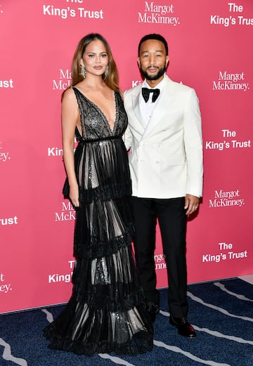 Chrissy Teigen y John Legend posa en la alfombra roja de los The King's Trust Global celebrados en Nueva York.