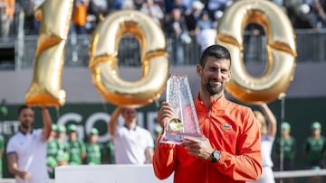 Novak Djokovic, con el trofeo de campe¨®n en Ginebra, su t¨ªtulo n¨²mero 100.