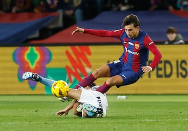 Eric García se tira, despeja el balón e impide el avance João Félix.