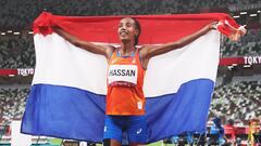 Sifan Hassan celebra el oro logrado en los 5.000 metros.