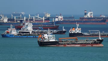 Oil tankers in the Singapore Straits in Singapore March 17, 2026. REUTERS/Edgar Su