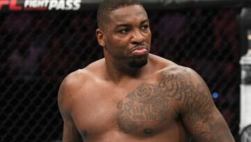 Walt Harris enfrentandóse contra Aleksei Oleinik en la UFC Fight Night event en AT&T Center; San Antonio, Texas. Julio 20, 2019.