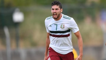 Paolo Yrizar celebrando su gol ante China. 