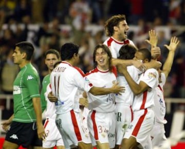 Joaquín Caparrós fue el encargado de hacer debutar al canterano el día 1 de febrero de 2004 en un partido que enfrentó al Sevilla contra el Deportivo de la Coruña. Habiendo jugado tan sólo dos temporadas en el primer equipo fue transferido al Real Madrid.