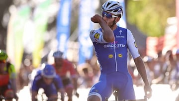 Fernando Gaviria celebra una victoria con el maillot del Quick-Step.