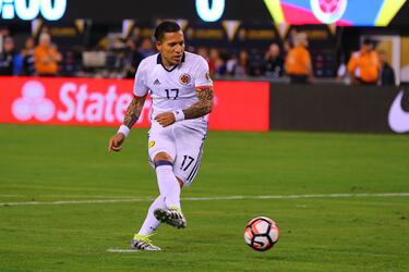 El próximo goleador del FPC no pudo brillar lo suficiente para ganarse un puesto en la Selección Colombia de Pékerman. En el VBar de Caracol Radio habló sobre esta situación, "a veces me pregunto porque no estuve en el Mundial 2014 con la Selección. Quedé de goleador en los dos semestres del fútbol colombiano con Millonarios, ahí me hubiera podido vestir la camiseta de la selección en el Mundial". Muchos culpan a su conducta fuera de las canchas.