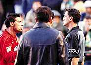 DECISIÓN PROTESTADA. Rafa Guerrero escucha las protestas de Olaizola tras señalar el injusto penalti.