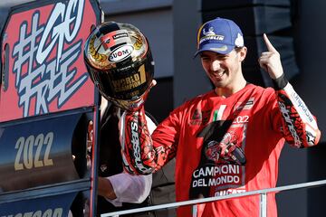 El piloto italiano de Moto GP , Francesco Bagnaia (Ducati) se ha proclamado campeón del mundo de la categoría Reina.
