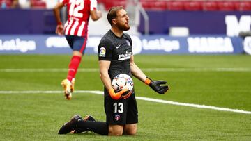 Oblak, con la pelota en el Atlético-Villarreal.