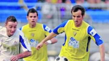 <b>PROTAGONISTA. </b>López Silva, que controla un balónj ante un jugador del Jaén, le dio la victoria al Cádiz ante el Valencia.