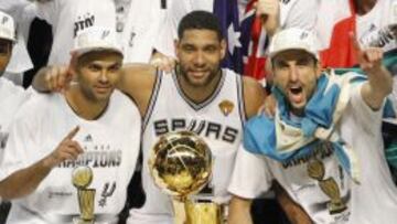 Tony Parker (I), Tim Duncan (C) y Manu Ginobili (D) celebran el título de campeones de la NBA.
