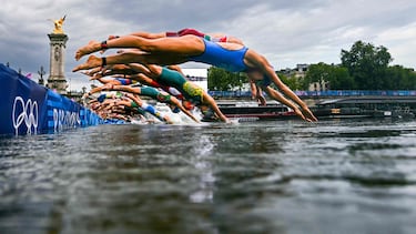 Los triatletas compiten en el Sena durante los Juegos Olímpicos de París 2024.