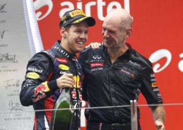 Sebastian Vettel y Adrian Newey celebrando su décima victoria de la temporada y su cuarto campeonato consecutivo