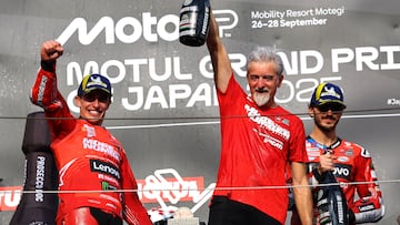 Dall'Igna en el podio junto a Márquez y Bagnaia.