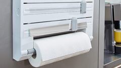 Este dispensador de papel para la cocina permite almacenar y cortar fácilmente hasta tres rollos