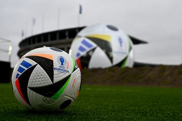 Berlin (Germany), 15/11/2023.- The official match ball of the UEFA Euro 2024 is presented during a special event in Berlin, Germany, 15 November 2023. Germany will host the UEFA Euro 2024 tournament from 14 June to 14 July 2024. (Alemania) EFE/EPA/FILIP SINGER