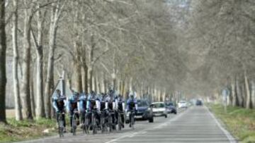 EN CAMINO. El Specialized, equipo sub-23 de la Fundaci&oacute;n Alberto Contador, rueda durante el entrenamiento tras atravesar la localidad madrile&ntilde;a de Aranjuez.
 