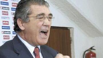 <b>VEHEMENTE. </b>Alfonso Soláns se explayó ayer en una larga rueda de prensa para protestar enérgicamente contra los últimos arbitrajes que ha sufrido el Zaragoza.