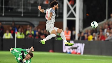Liverpool's Egyptian midfielder Mohamed Salah lifts the ball over Crystal Palace's Welsh goalkeeper Wayne Hennessey but misses the target with his shot during the English Premier League football match between Crystal Palace and Liverpool at Selh