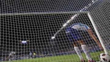 <b>ENTRE MALLAS. </b>Cristiano e Higuaín vieron las porterías de La Rosaleda con mucha facilidad y lograron dos goles cada uno.