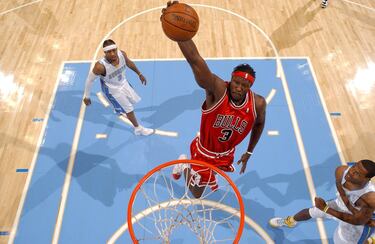 Wallace es un Hall of Famer, un excelente jugador que en su momento seguro se merecía un contrato así por su tremendo nivel defensivo y su liderazgo. Pero en 2006 y con 31 años empezaba a decaer, algo que parece que los Bulls no vieron, a pesar de tener una versión de Wallace más joven y más barata (y con cinco años de contrato por delante) en la plantilla: Tyson Chandler. El pívot duró año y medio en Chicago, donde fue totalmente irrelevante, así como en el resto de los destinos a los que fue con posterioridad. Sobre todo, a razón de 15 millones al año.