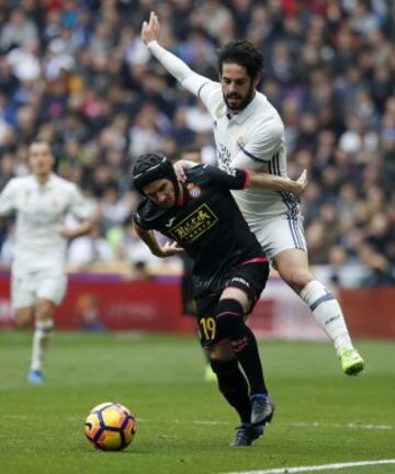 Piatti trata de llevarse el balón ante Isco.
