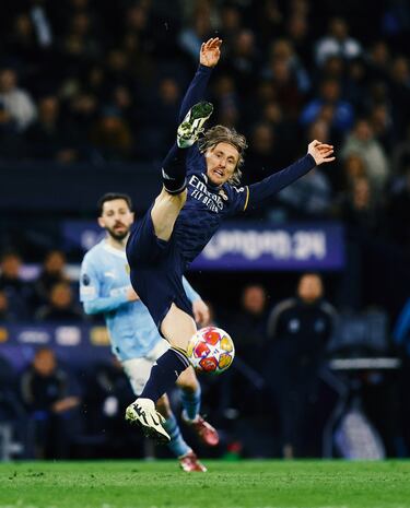 Vuelo de Luka Modric durante el encuentro.