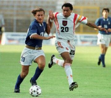 Inició su participación en la selección italiana con la sub-15 con la cual disputó cinco partidos. En 1995 fue subcampeón de la Eurocopa Sub-18. Formó parte de la plantilla que obtuvo el título de la Eurocopa Sub-21 en 1996 y en 1997, obtuvo la medalla de oro con la selección sub-23 en los Juegos Mediterráneos de 1997, fue uno de los mejores futbolistas del torneo y marcó dos goles en la victoria por 5-1 a Turquía en la final. Italia derrotó a España en las semifinales de los Juegos del Mediterráneo. Totti disputa el balón a Benjamín.