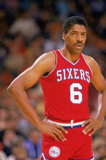 La historia de los Sixers cambió con Julius Erving a finales de los 70 y principios de los 80. Aquella camiseta totalmente roja no dista demasiado de la actual.