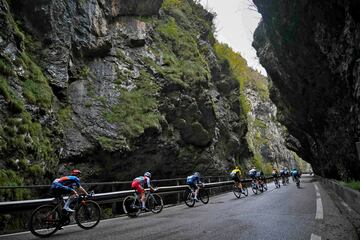 El Giro de Lombardía, quinto y último Monumento de la temporada ciclista, celebró su 118ª edición. En esta imagen de la ‘Clásica de las Hojas Muertas’, como se la conoce popularmente, el grupo de escapados se dirigía hacia Orrido di Bracca, horas antes de que Tadej Pogacar culminase su enésima exhibición del año.