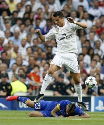 Arturo Vidal interrumpe la jugada de Cristiano Ronaldo para el Real Madrid.