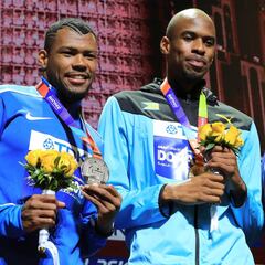 Anthony Zambrano recibe su medalla de plata en el Mundial