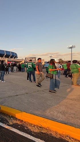 MEX5494. QUERÉTARO (MÉXICO), 25/02/2026.- Integrantes de la Policía Municipal custodian las inmediaciones del estadio La Corregidora este miércoles, previo a un partido amistoso entre las selecciones de México e Islandia en Querétaro (México). EFE/ Alex Cruz