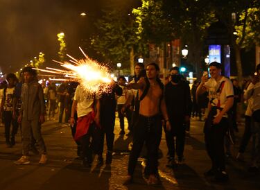 Los seguidores del PSG se congregaron en masa en el centro de París tras la victoria por 5-0 ante el Inter. Las celebraciones incluyeron fuegos, bengalas y banderas.