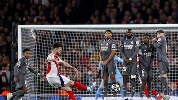London (United Kingdom), 08/04/2025.- Declan Rice of Arsenal (L) takes a free kick to score the 1-0 goal during the UEFA Champions League quarter-final 1st leg match between Arsenal FC and Real Madrid in London, Britain, 08 April 2025. (Liga de Campeones, Reino Unido, Londres) EFE/EPA/TOLGA AKMEN