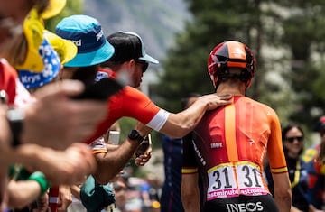 Aficionado apoya al español Carlos Rodríguez durante el transcurso de la etapa.