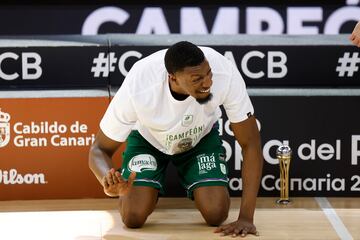 Yankuba Sima celebra la tercera Copa del club.