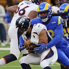Russell Wilson es aplastado por los Rams en el SoFi Stadium