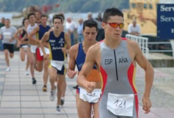 Hijo de emigrantes gallegos, nació en Basilea (Suiza) el 25 de marzo de 1983. Con 11 años empezó a practicar la natación y conoció al que sería primer entrenador, José Rioseco con el que logró numerosos títulos de campeón gallego de natación en categorías infantil, junior y absoluta. En 1998, conoce a unos triatletas que nadaban con él y decide competir. Debutó en el triatlón olímpico de Castropol (Asturias), con 15 años, sin entrenar apenas los segmentos de bici y carrera, finalizó segundo en categoría juvenil, en un triatlón que ganó Iván Raña.
