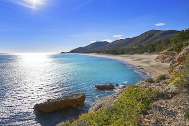 A tan solo 2 km al sur de Hospitalet del Infant encontramos uno de los templos naturistas de Cataluña. Un entorno idílico rodeado de naturaleza, bosques de pinos y acantilados de roca calcárea que hacen de la playa del Torn un lugar mágico. Pero no el único ya que en la zona se puede disfrutar además de otras playas como la de lArenal, la de la Punta del Riu y la de lAlmadrava. Todas son playas largas, de arena fina y aguas transparentes, que tienen el certificado de calidad ambiental.