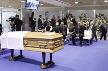 Vista de la capilla ardiente instalada en el palco de honor del Santiago Bernabéu, del presidente de honor del Real Madrid, Alfredo Di Stéfano.