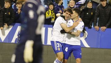 Iván Azón celebra con Lluis López su gol al Almería.