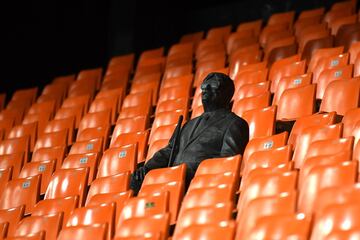 Estatua en la grada de Mestalla de Vicente Navarro. Este hinca del club valencianista ocupó su butaca hasta su fallecimiento incluso tras perder la visión. De esta forma, el Valencia rinde tributo al “sentimiento eterno” de fidelidad al club de Mestalla. 