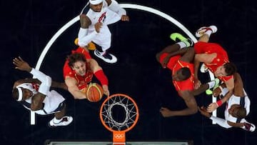 Pau Gasol anota ante LeBron James y Carmelo Anthony en la final olímpica de Londres 2012.