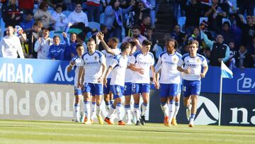 Los jugadores del Zaragoza celebran el gol de Bebé frente al Cartagena.