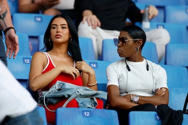 La modelo e influencer nacida en Los Ángeles, California, y actual pareja del centrocampista inglés del Real Madrid, Jude Bellingham, estuvo junto con la madre del futbolista, Denise Bellingham, en las gradas del RCDE Stadium para disfrutar de la victoria de la selección inglesa frente a Andorra.