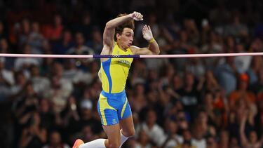 Armand Duplantis saltando 6,25m en París.